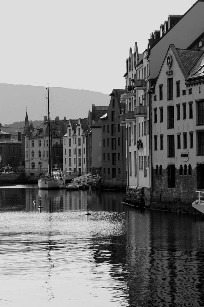 alesund mono.jpg